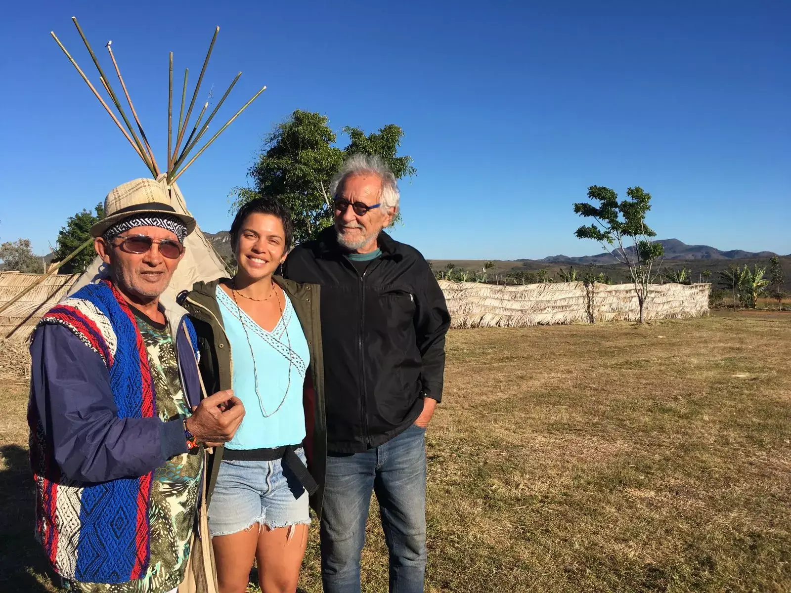 Osvaldo Cid (de preto) com a produtora Julia Tolentino e o indigenista Antônio Macedo, durante as gravações do filme "De Longe Toda Serra é Azul